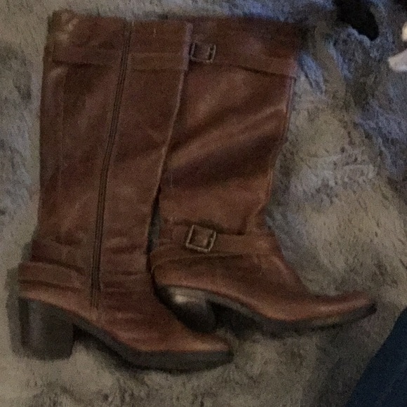 Tall distressed brown boots - Picture 3 of 3